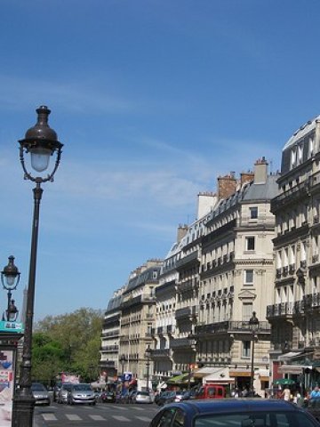 <p>
	<em>Жилищни сгради в Париж. Снимка: bgarciagil. Лиценз: <a href="http://creativecommons.org/licenses/by-sa/2.0" target="_blank"><strong>Creative Commons</strong></a></em></p>
