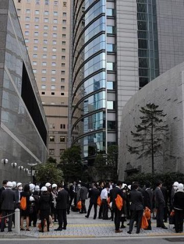<p>
	Офис служители в Токио, излезли навън след земетресението на 11 март. <i>Снимка: БТА</i></p>

