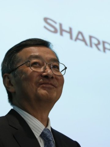 <p>
	Зам.-изпълнителният директор на Sharp Corp Козо Такахаши по време на представянето на резултатите в Токио<em>. Снимка: Ройтерс</em></p>
