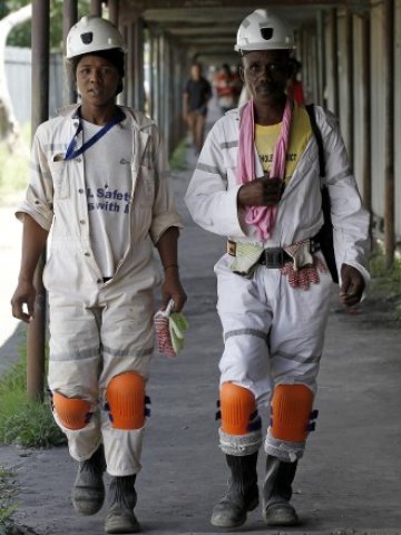 <p>
	Работници в мина за добив на платина на Anglo American Platinum в Южна Африка. <em>Снимка: Ройтерс</em></p>
