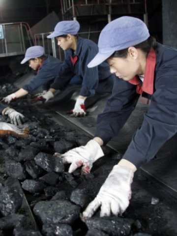 <p>
	Работници отделят рядък метал от въглища в мина край Хуайбей, Китай.<em>Снимка: Ройтерс</em></p>
