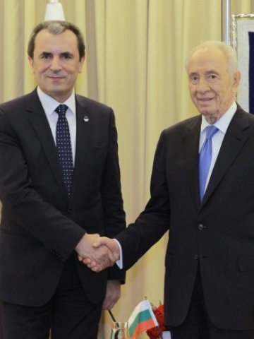 <p>
	Пламен Орешарски по време на срещата си с израелския президент Шимон Перес. <em>Снимка: МС</em></p>
