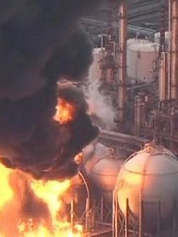 <p><span lang="bg-BG">Пожар, причинен от земния трус. </span><i><span lang="bg-BG">Снимка: БТА</span></i></p>