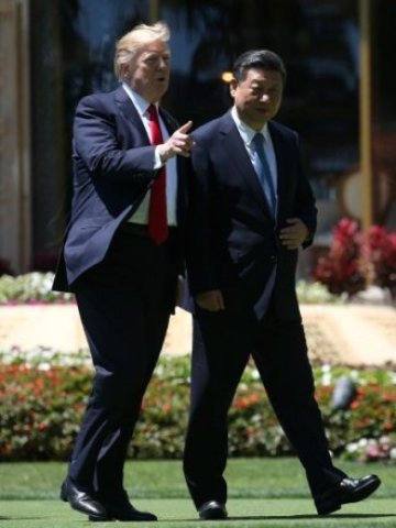 <p>
	Доналд Тръмп и Си Дзинпин по време на срещата им в САЩ. <em>Снимка: Ройтерс</em></p>
