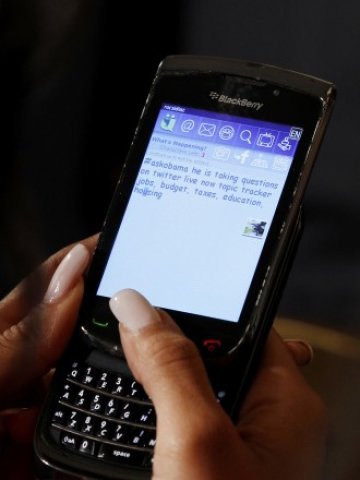 <p>
	И в мобилната версия на Twitter ще има реклами.<em> Снимка: Ройтерс</em></p>
