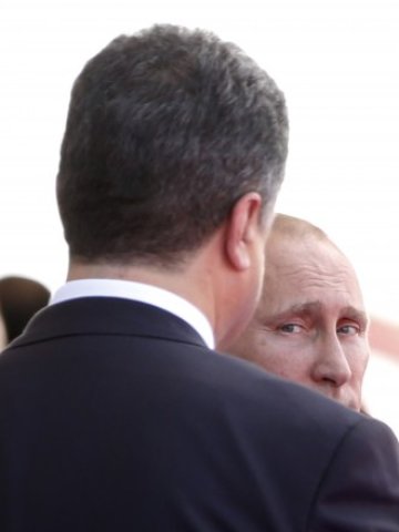 <p>
	Порошенко и Путин се засякоха за последно по време на обяд за световните лидери, участващи в тържествата във Франция за 70-годишнината от съюзническия десант в Нормандия. <em>Снимка: Ройтерс</em></p>
