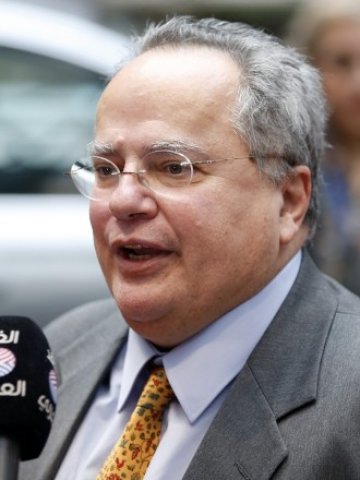 <p>
	Никос Кодзиас пред медии. <em>Снимка: Ройтерс</em></p>
