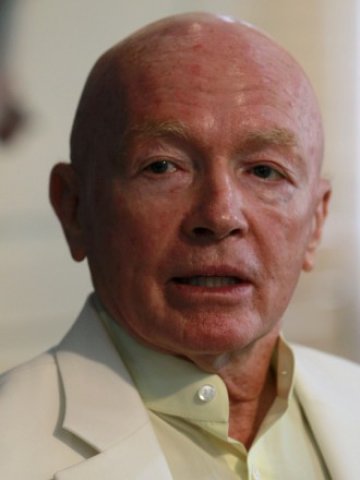 <p>
	Марк Мобиус, изпълнителен директор на Templeton Asset Management&#39;s Emerging Markets Group. <em>Снимка: Ройтерс</em></p>
