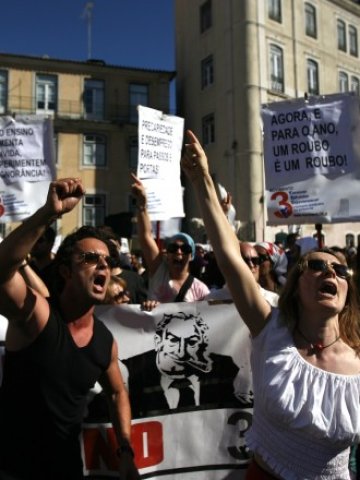 <p>
	Протест в&nbsp;Лисабон по-рано през месеца срещу мерките за бюджетни икономии. <em>Снимка: Ройтерс</em></p>
