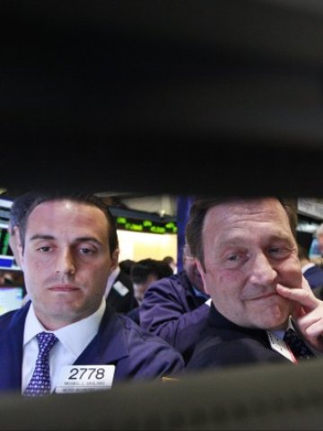 <p>
	На борсите в Ню Йорк днес властваше доброто настроение. <em>Снимка: Ройтерс</em></p>
