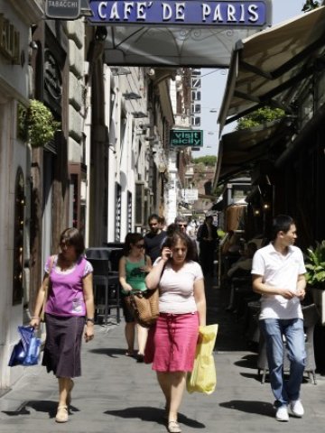 <p>
	Виа Венето в Рим. <em>Снимка: Ройтерс</em></p>
