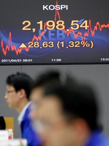 <p>Валутни дилъри от Korea Exchange Bank пред електронно табло, показващо нивата на Kospi. <i>Снимка: Ройтерс</i></p>