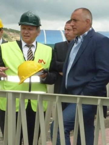 <p>
	Премиерът Бойко Борисов беше гост при откриването на нова микробиологична инсталация в комбината.<em>Снимка: Асарел Медет&nbsp;</em></p>
