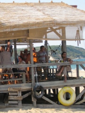 <p>
	Шестима младeжи бягат от баналното ежедневие на морския плаж. <em>Снимка:&nbsp;А PLUS CINEMA</em></p>
