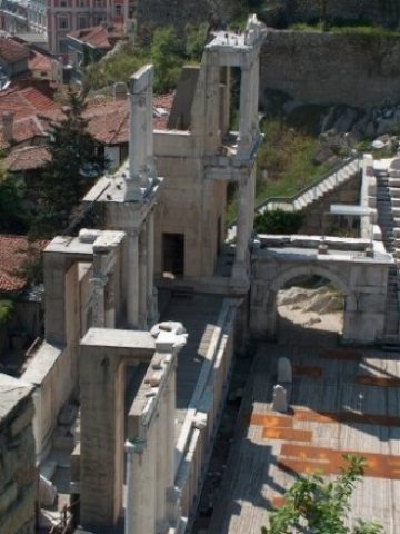 <p>
	Части от сцената на Античния театър са видимо &quot;компроментирани&quot;. <em>Снимка: Investor.bg</em></p>
