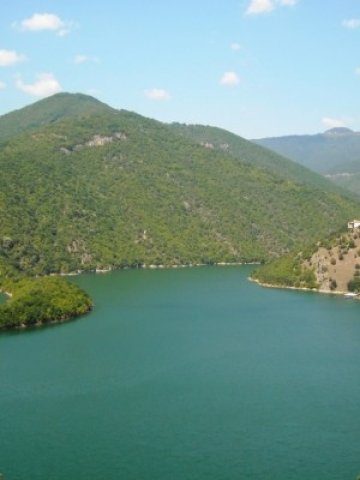 <p>
	Язовир Въча, Снимка: Investor.bg</p>
