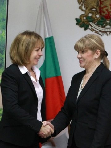 <p>
	Йорданка Фандъкова (вляво) и Нона Караджова подписаха договора за втората фаза на завода за отпадъци. Снимка: БТА</p>
