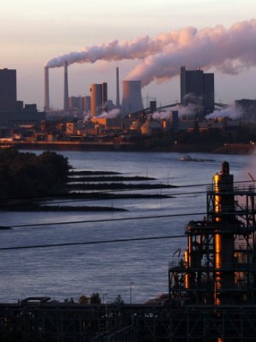 <p>
	ТЕЦ в покрайнините на Дуисбург, Германия. <em>Снимка: Ройтерс</em></p>
