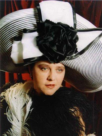 Ирина Сардарева в началото на своята кариера с нейн собствен модел шапка