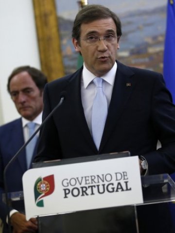 <p>
	Премиерът Педро Пасуш Куелю обявява решението на кабинета. <em>Снимка: Ройтерс</em></p>
