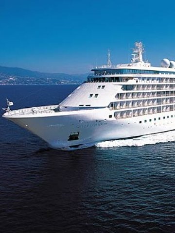 Круизните кораби предлагат нещо повече от пътешествие по море - на борда може да се запознаете с известни хора в областта, в която имате интерес. Снимка: Luxuriouslife