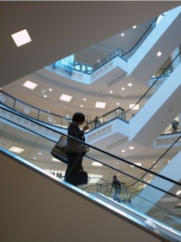 <p>
	Все повече потребители посещават търговските центрове и ритейл парковете. <em>Снимка: Ройтерс</em></p>
