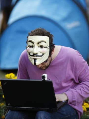 <p>
	Привържениците на хакерската група Anonymous носят маски на&nbsp;Гай Фоукс. <em>Снимка: Ройтерс</em></p>
