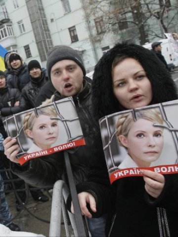 <p>
	Украинци протестират срещу присъдата срещу бившия премиер Юлия Тимошенко, януари 2013 г. <em>Снимка: Ройтерс</em></p>
