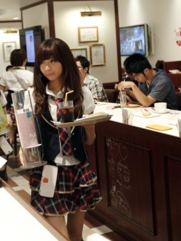 <p>
	Все повече японци са принудени да приемат ниско квалифицирана работа. <em>Снимка: Ройтерс</em></p>
