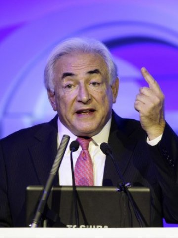 <p>
	Доминик Строс-Кан държи реч на форума в Пекин. <em>Снимка: Ройтерс</em></p>
