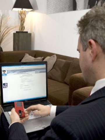 <p>
	Германската Siemens разработи специален интернет паспорт, с който интернет потребителите могат да бъдат идентифицирани от банката си преди плащане. <em>Снимка: Siemens</em></p>
