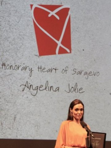 <p>
	Анджелина&nbsp;Джоли получи специална награда &bdquo;Сърцето на Сараево&rdquo; за своя принос в киното.<em> Снимка: Ройтерс</em></p>
