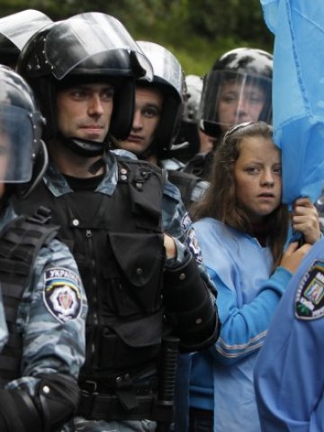 <p>
	Демокрацията в Украйна е в опасност. <em>Снимка: Ройтерс</em></p>
