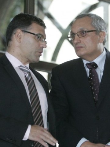 <p>
	Финансовият министър Симеон Дянков (вляво) и лидерът на ДСБ Иван Костов. <em>Снимка: БТА</em></p>
