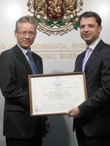<p>
	<em>Министърът на икономиката Делян Добрев (вдясно) връчи сертификата на представителя на фирмата Питър Райхле</em> &nbsp; Снимка: БТА</p>

