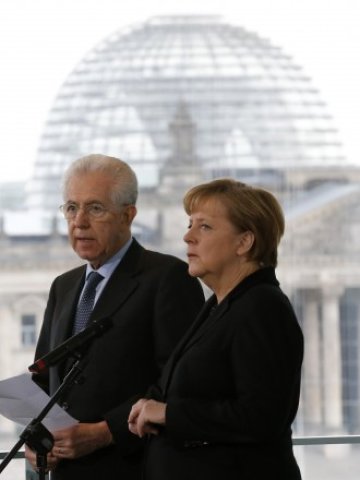 <p>
	Меркел и Монти преди срещата им в Берлин. <em>Снимка: Ройтерс</em></p>
