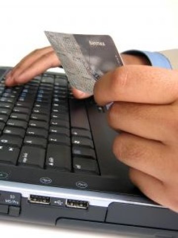 <p>Интернет пазаруването не винаги ще ви спести пари. За някои неща дори е по-добре да станете от компютъра и да обуете обувките. Снимка: sxc.hu</p>