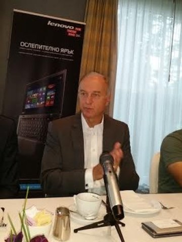 <p>
	Дьо Ленксан: &bdquo;Имаме амбицията да станем лидер на пазара на смартфони&quot;. <em>Снимка: Investor.bg</em></p>
