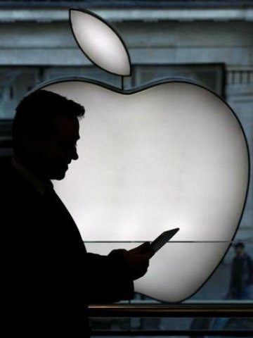 <p>Мъж позира със своя iPad в магазина на Apple в централен Лондон. <i>Снимка: Ройтерс</i></p>