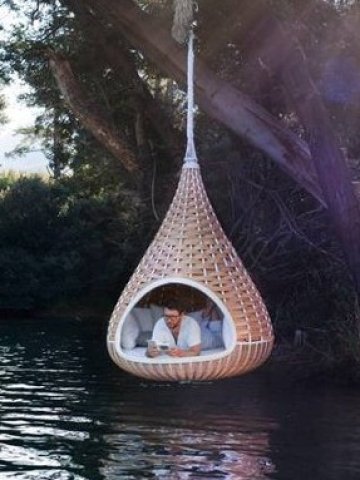 <p>Креслото струва 8000 евро - без възглавници и декорация. <br />
<i>Снимка:</i> Дедон</p>