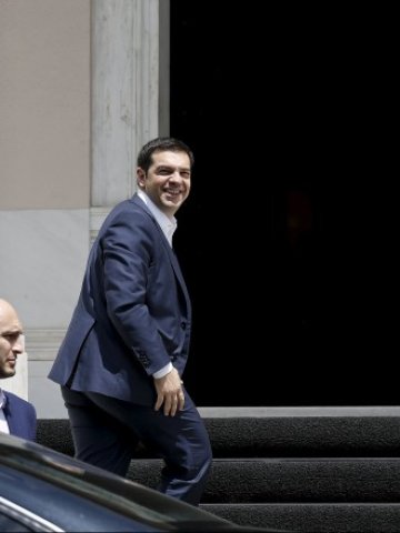 <p>
	Гръцкият премиер Ципрас преди да замине за Брюксел. <em>Снимка: Ройтерс</em></p>
