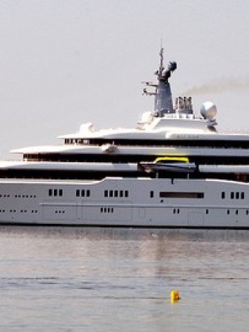 <p>Яхтата на Роман Абрамович е сред най-луксозните суперяхти в света. Сничка: <i>Frank Muller, лиценз на снимката: </i><a target="_blank" href="http://creativecommons.org/licenses/by/2.0/deed.en"><i><b>CreativeCommons</b></i></a></p>