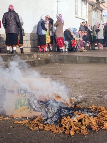 <p>
	Продължават масовите протести на тютюнопроизводители, които палят продукцията в знак на недоволство.&nbsp; Снимка: БТА</p>
