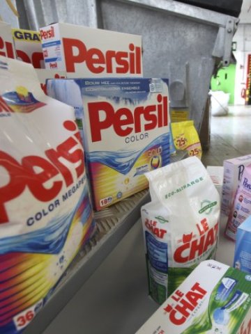 <p>
	Производителят на праховете Persil не усеща кризата. <em>Снимка: Getty Images News</em></p>
