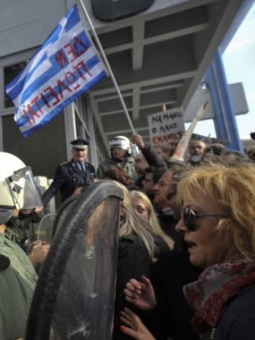 <p>
	Протест срещу мерките за бюджетни икономии в Солун, 15 ноември. <em>Снимка: Ройтерс</em></p>
