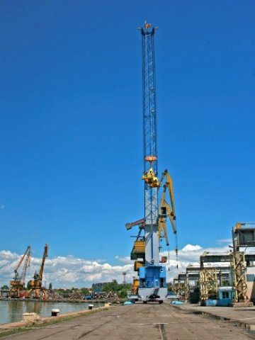 <p>
	Един от двата нови 100-тонни мобилни кранове за извънгабаритни тежки товари. <em>Снимка: БМФ Порт Бургас</em></p>
