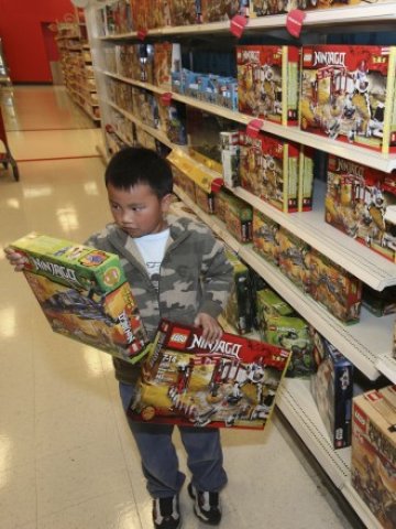 <p>
	Конструкторит Lego помагат на децата да изразяват своята изобретателност.&nbsp;<em>Снимка: Ройтерс</em></p>
