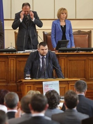 <p>
	<em>Делян Пеевски полага клетвата за постъпване на длъжността шеф на ДАНС. Снимка: БТА</em></p>
