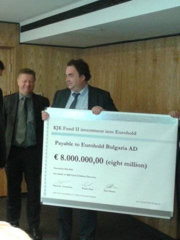 <p>
	Символичната инвестиция за 8 млн. евро. <em>Снимка: Investor.bg</em></p>
