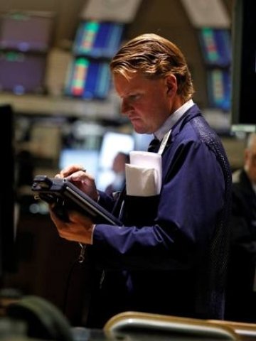 <p>Брокер на акции на Нюйоркската фондова борса. <i>Снимка: Ройтерс</i></p>